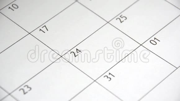 用黑色记号笔在日历上写EXAM视频的预览图