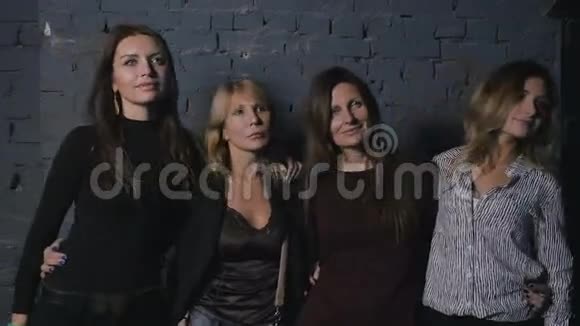四个漂亮女人拥抱并在音乐会上左右移动视频的预览图