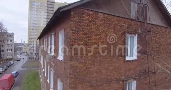 红砖房从屋顶高度看视频的预览图