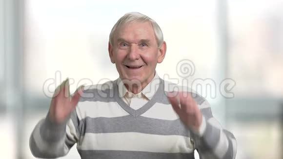 快乐的老人为运动队加油视频的预览图