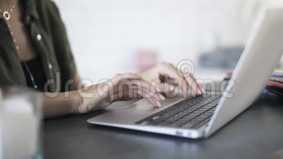 合上女人的手打字和使用触摸板视频的预览图