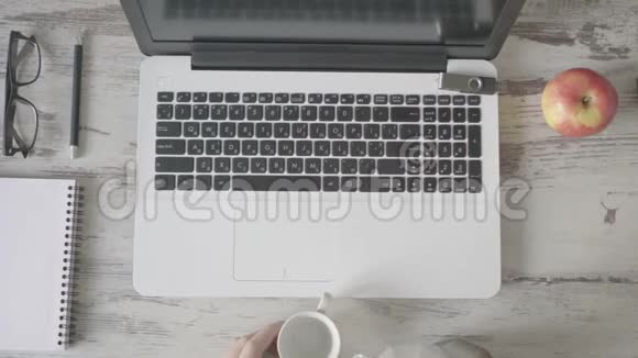 一个男人躲在笔记本电脑后面倒咖啡视频的预览图