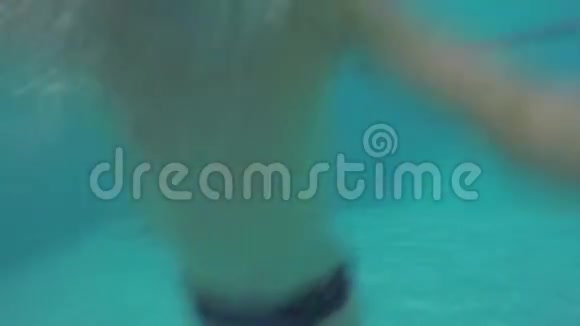 儿童在游泳池潜水水下景观视频的预览图