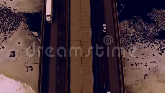 全景路上的城市景观与桥运输桥过河桥上汽车的流动视频的预览图