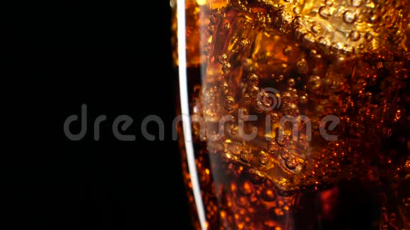 冰背景的可乐大杯冷焦冰块特写4k视频的预览图