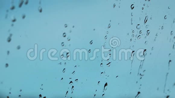 雨水滴在窗口与老式工艺色调视频的预览图