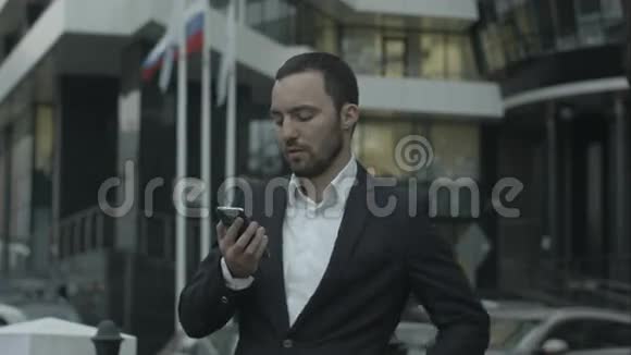 俄罗斯商人通过电话接电话视频的预览图