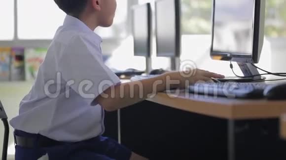快乐的亚洲孩子在学校使用台式电脑视频的预览图