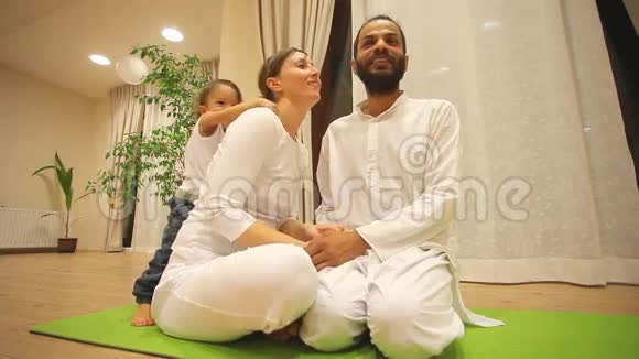 在瑜伽中心和婴儿在一起视频的预览图