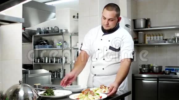 厨师的肖像厨师用沙拉检查菜肴准备好的膳食展示看着镜头厨师在厨师微笑视频的预览图