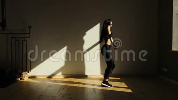 这位跳舞的运动女子正在工作室里移动骨盆视频的预览图
