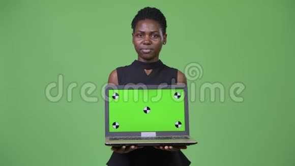 年轻漂亮的非洲女商人展示笔记本电脑视频的预览图