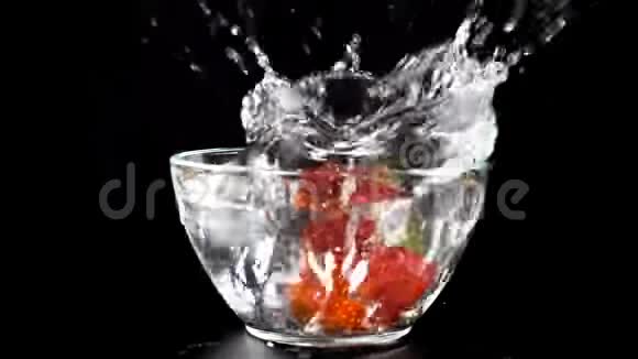 在玻璃碗里洒满水的草莓视频的预览图