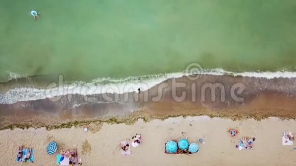 人们和家人一起在Sanjeika的野生海滩上休息视频的预览图