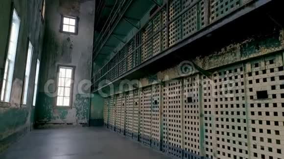 从四楼的一个监狱的走廊俯视视频的预览图