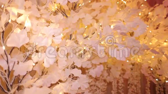 用纸做的人造树有灯光装饰视频的预览图