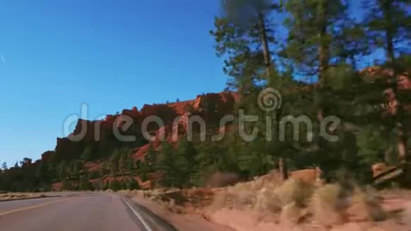 犹他州乡村公路上美丽的风景红峡谷视频的预览图