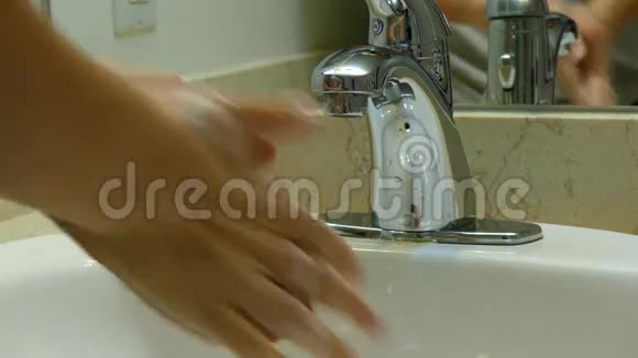 洗手生锈的水视频的预览图