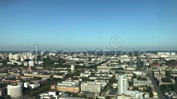 从鸟的飞行高度城市的景色鸟飞行高度的空中全景视频的预览图
