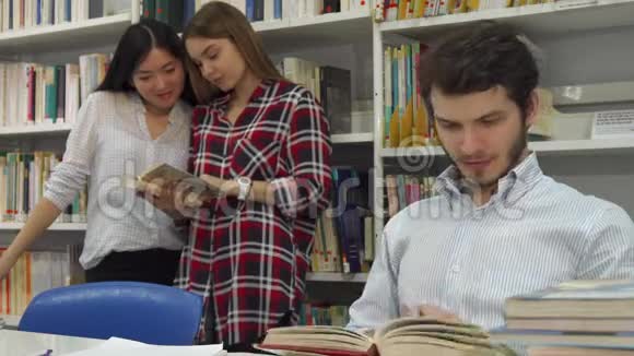 男学生在图书馆看书视频的预览图