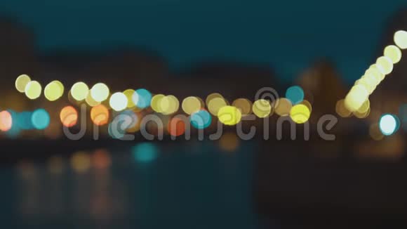 夜晚的城市和河流灯光反射视频的预览图