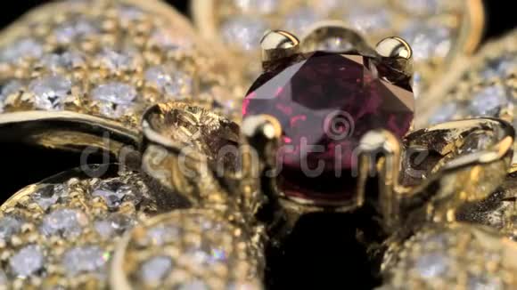 戴着红宝石的戴蒙德戒指视频的预览图
