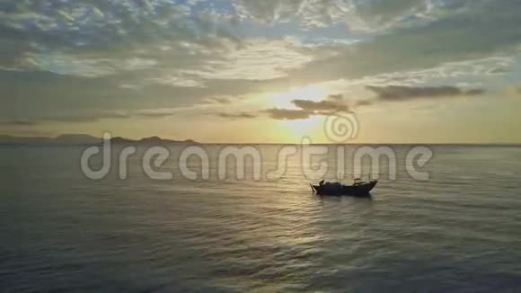 黎明时分单舟扬帆迎着阳光视频的预览图