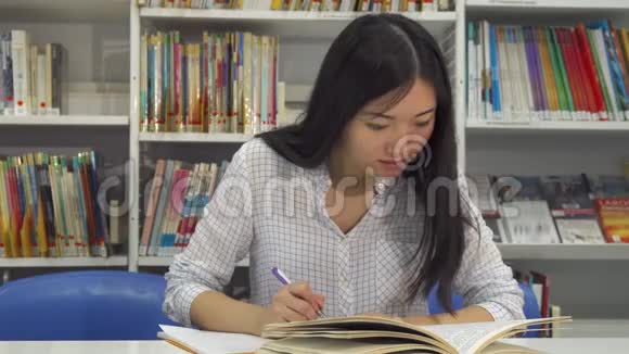 女学生在图书馆学习视频的预览图
