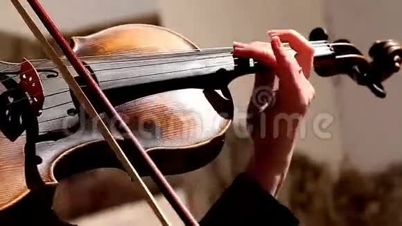 小提琴特写双手女孩演奏视频的预览图