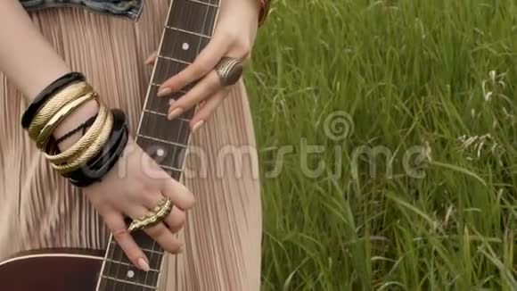 无法辨认的女人带着吉他在现场视频的预览图