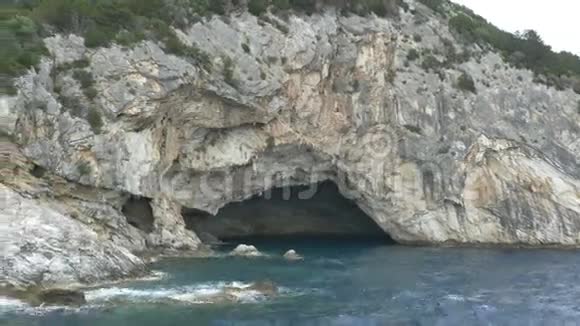 梅加尼西岛帕帕尼科利斯海洞视频的预览图