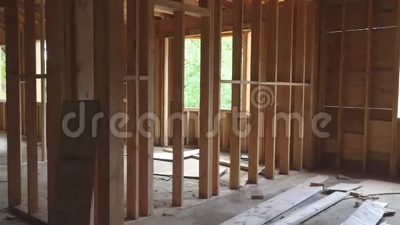 新建筑的木框墙天花板或地板搁栅的木框工作正在进行中视频的预览图
