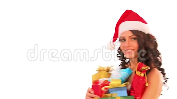 女人手里拿着圣诞礼物为女孩卖圣诞礼物视频的预览图