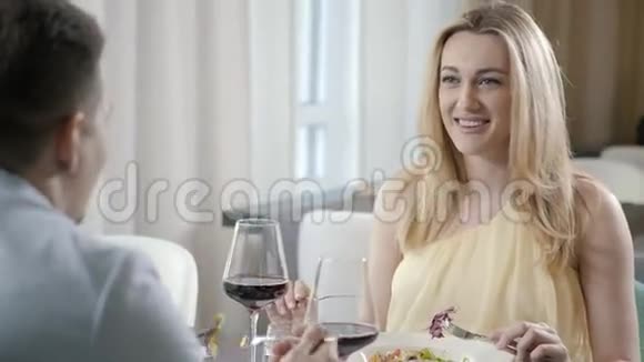 女人和男人在餐馆吃饭他给她讲故事视频的预览图