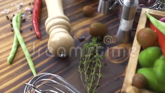 五颜六色的新鲜蔬菜组成和调味木背景准备中的跟踪镜头成分视频的预览图