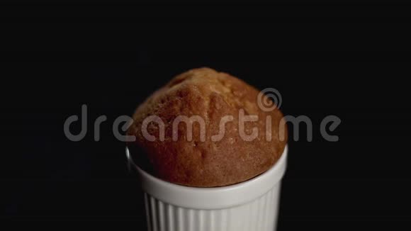 黑背景上有白色糖粉的松饼慢动作关门视频的预览图