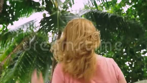 美丽的金发女人在大自然中抚摸她的头发后景头发处理概念视频的预览图