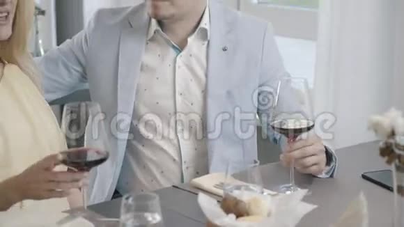 恋爱中的情侣坐在一起喝着酒为爱情鼓掌视频的预览图