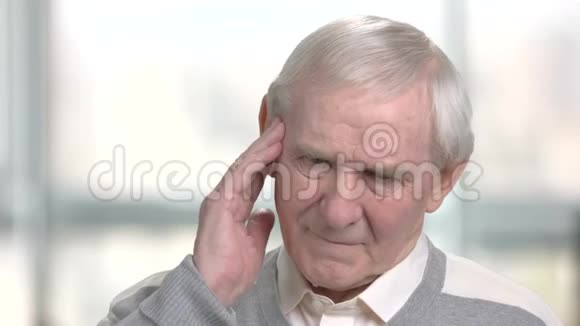不高兴的老人触摸他的寺庙视频的预览图