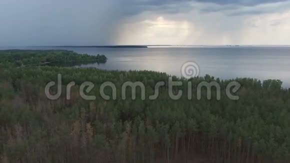 空中拍摄的海岸线上空的降雨视频的预览图