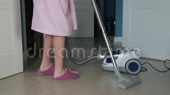 年轻女子用吸尘器打扫房子玩得很开心视频的预览图