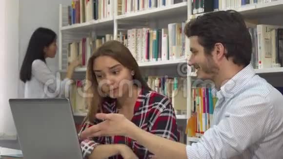 两个学生在笔记本电脑上争论视频的预览图