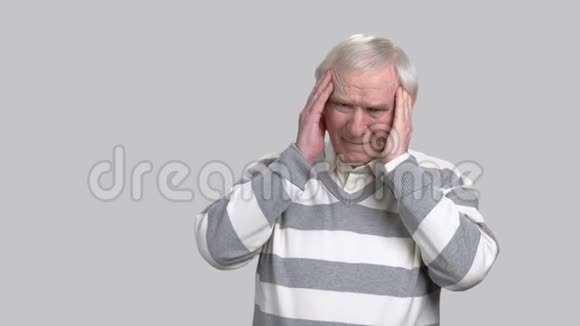 头痛的老人灰色背景视频的预览图