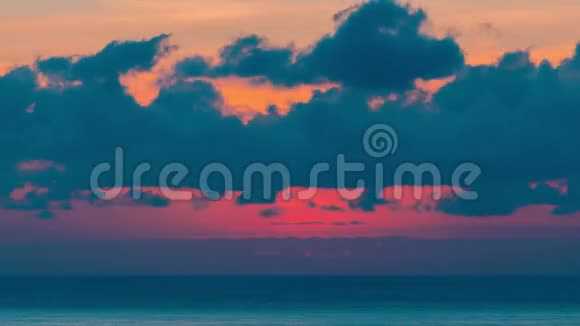 美丽的时光背景海和云上的日出视频的预览图
