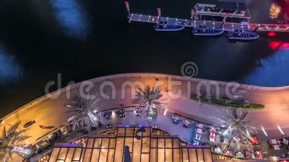 迪拜码头的海滨长廊和运河在夜晚临近的时候有豪华的摩天大楼和游艇阿拉伯联合酋长国视频的预览图