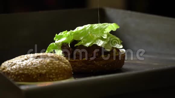 厨师把莴苣叶收起来煎汉堡厨师正在慢动作做饭视频的预览图