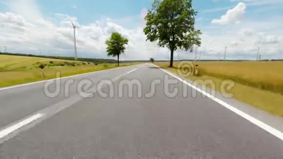 农村公路和风力涡轮机视频的预览图