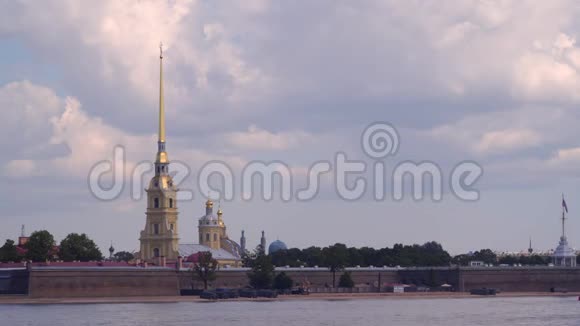 圣彼得堡彼得保罗要塞附近的堤岸视频的预览图