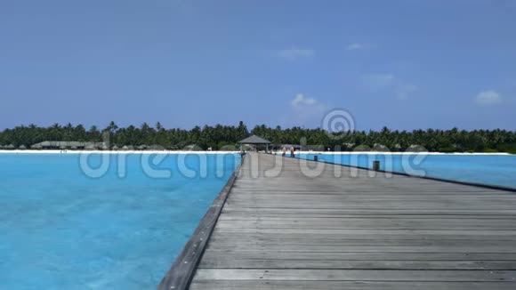 美丽的沙滩马尔代夫有一个码头视频的预览图