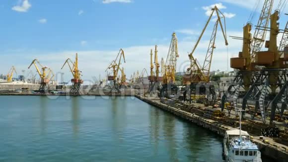 海运港口起重机以及乌克兰敖德萨海上商业港口货前工业区视频的预览图